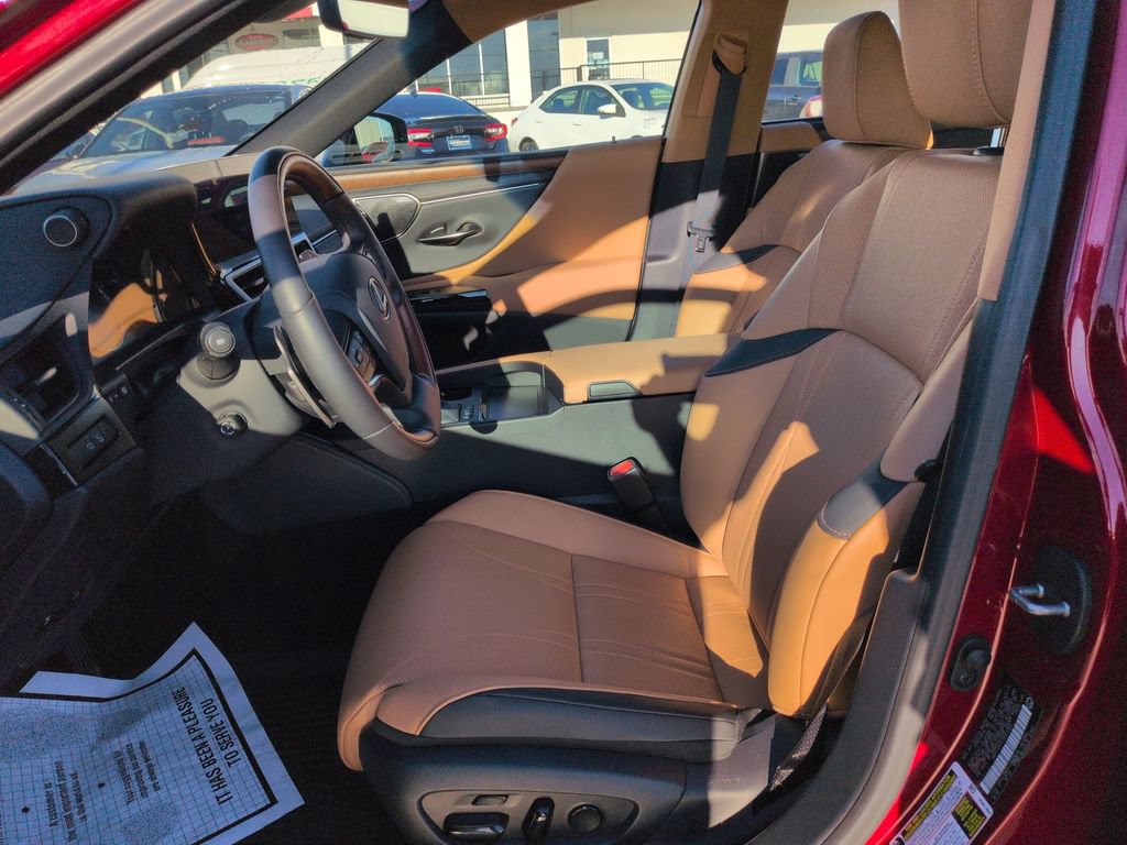 Used 2025 Lexus ES 300h Ultra Luxury w/ Accessory Package (Z1) FWD image 9
