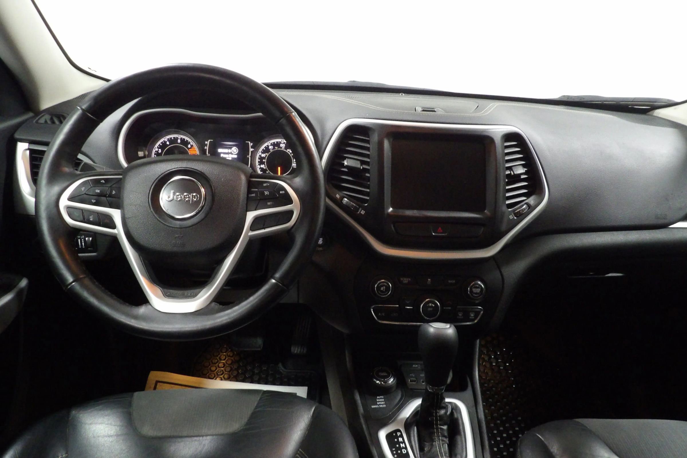 Used 2018 Jeep Cherokee Latitude Plus w/ Cold Weather Group AWD/4WD image 11