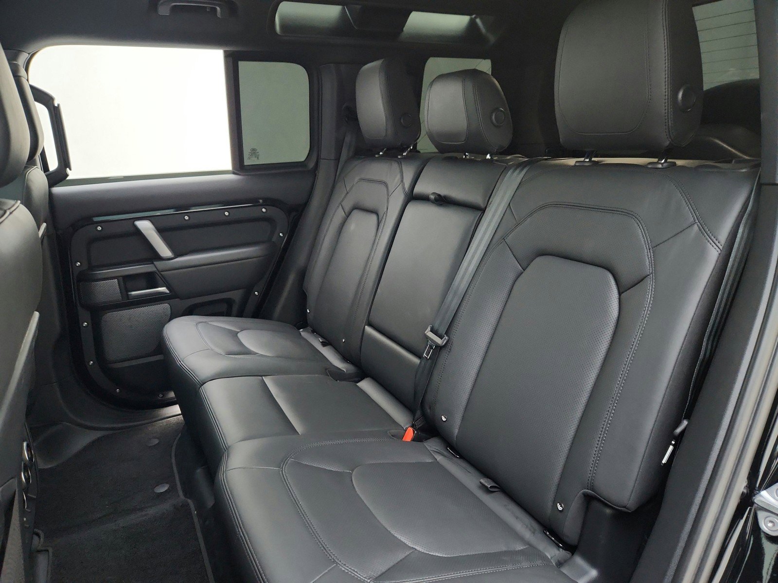 Used 2024 Land Rover Defender 110 V8 image 23