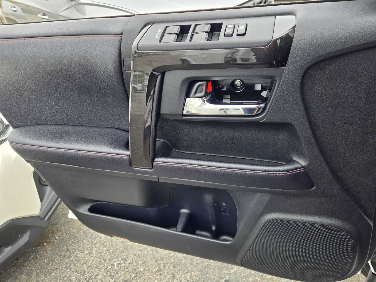 Used 2018 Toyota 4Runner TRD Off-Road AWD/4WD image 25