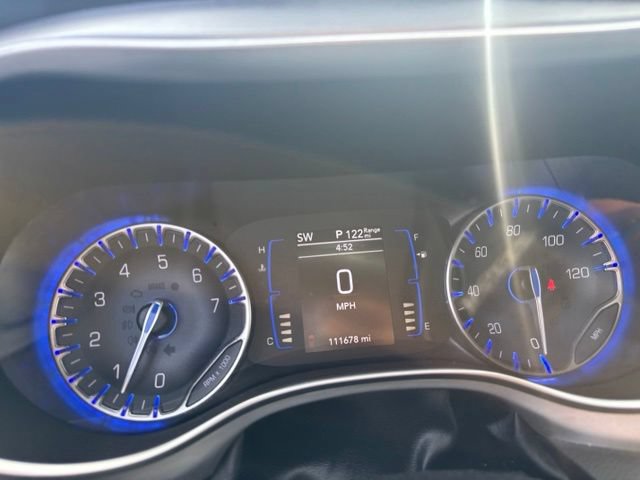 Used 2018 Chrysler Pacifica Touring-L w/ Premium Audio Group FWD image 11