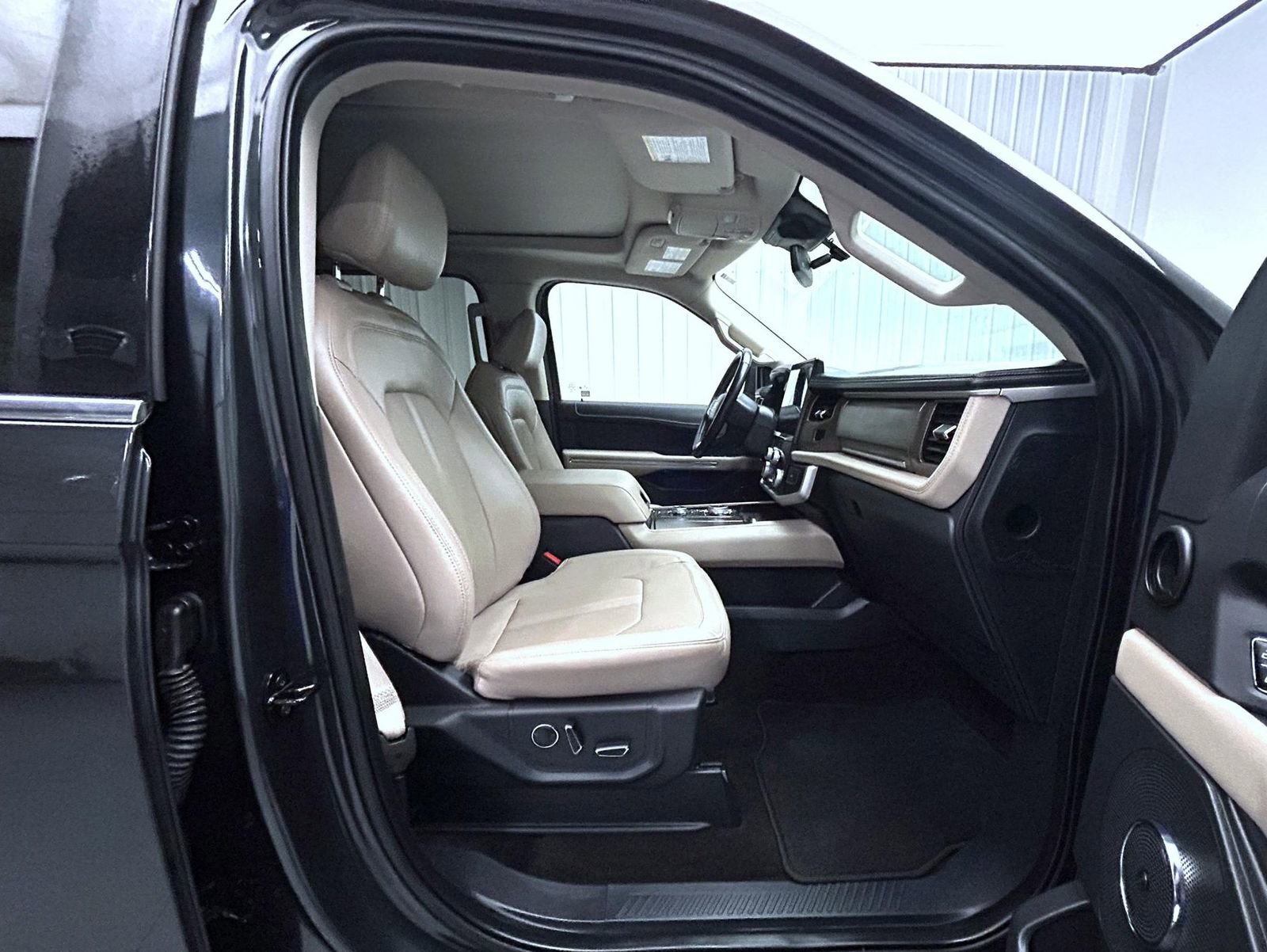 Used 2022 Ford Expedition Limited image 15