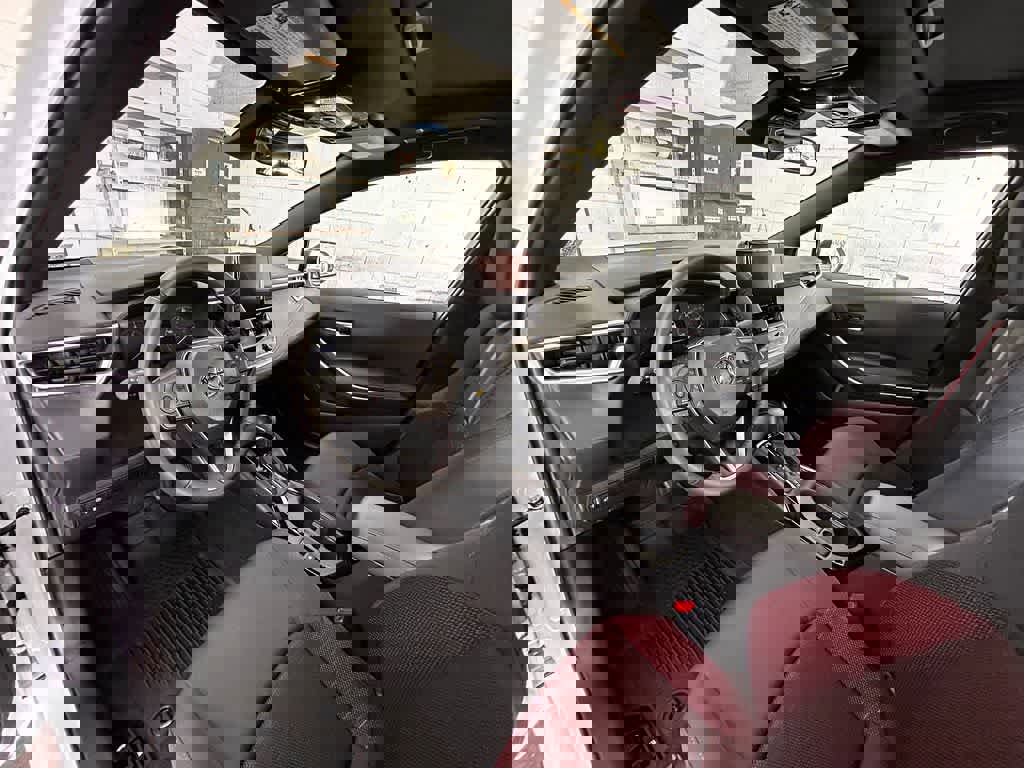 Used 2024 Toyota Corolla SE w/ SE Premium Package FWD image 2