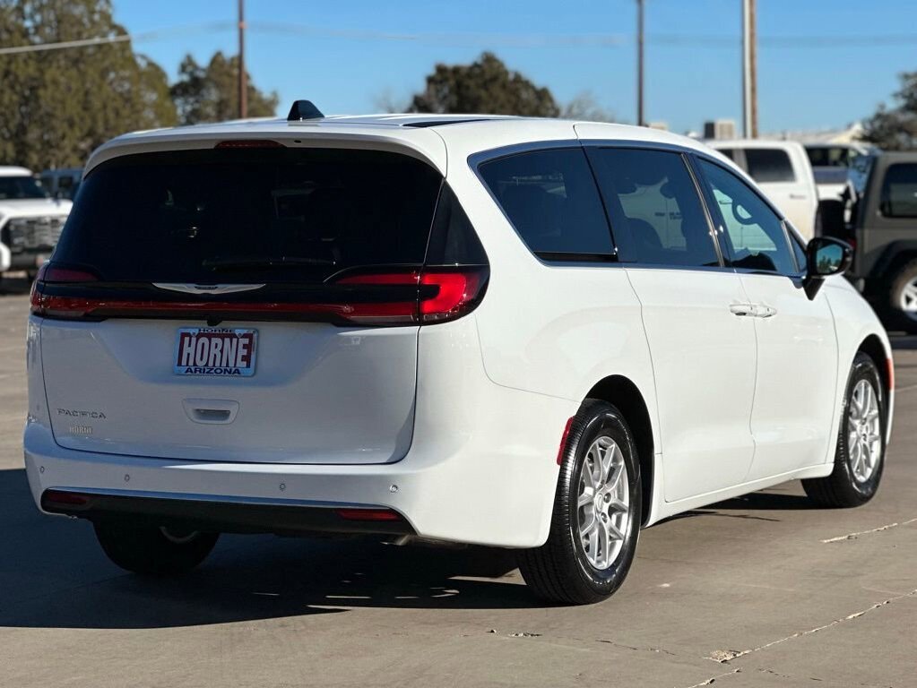 New 2026 Chrysler Pacifica Select image 3