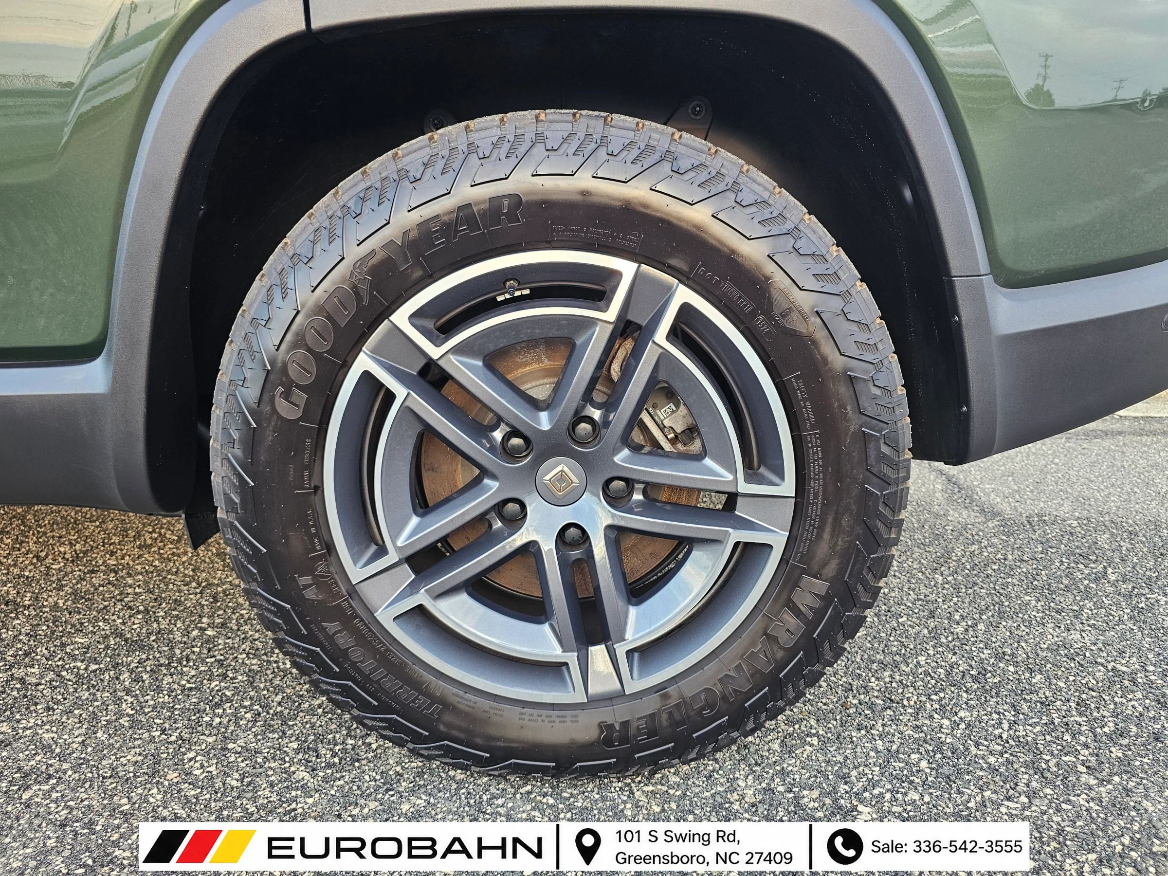 Used 2025 Rivian R1S Adventure Dual AWD/4WD image 36