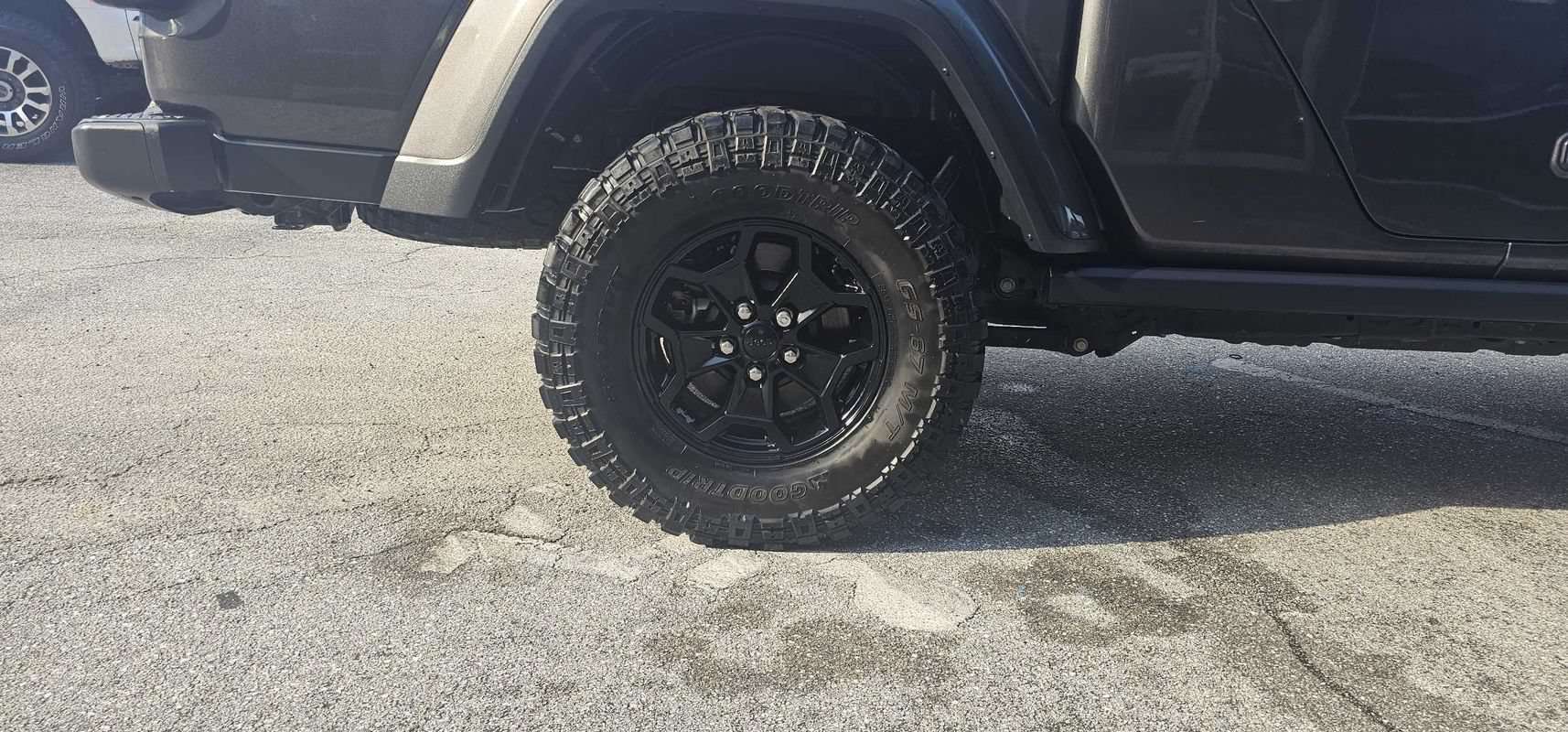 Used 2021 Jeep Gladiator Sport AWD/4WD image 2