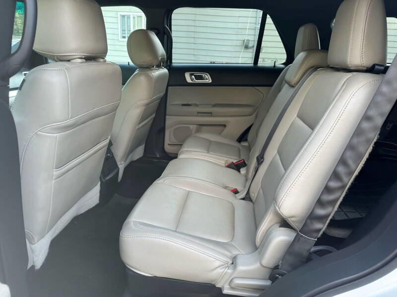 Used 2015 Ford Explorer XLT w/ Equipment Group 202B image 14