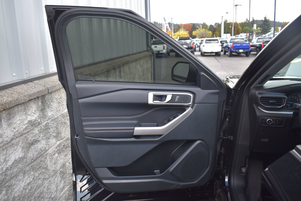 Used 2024 Ford Explorer XLT w/ Equipment Group 202A AWD/4WD image 17