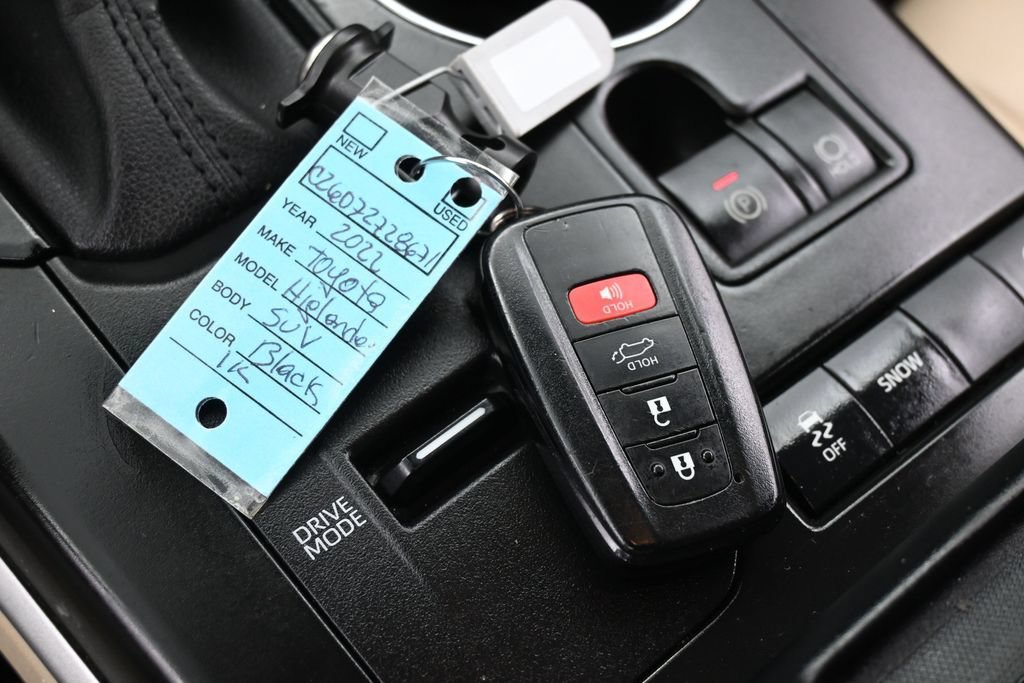 Used 2022 Toyota Highlander XLE FWD image 24