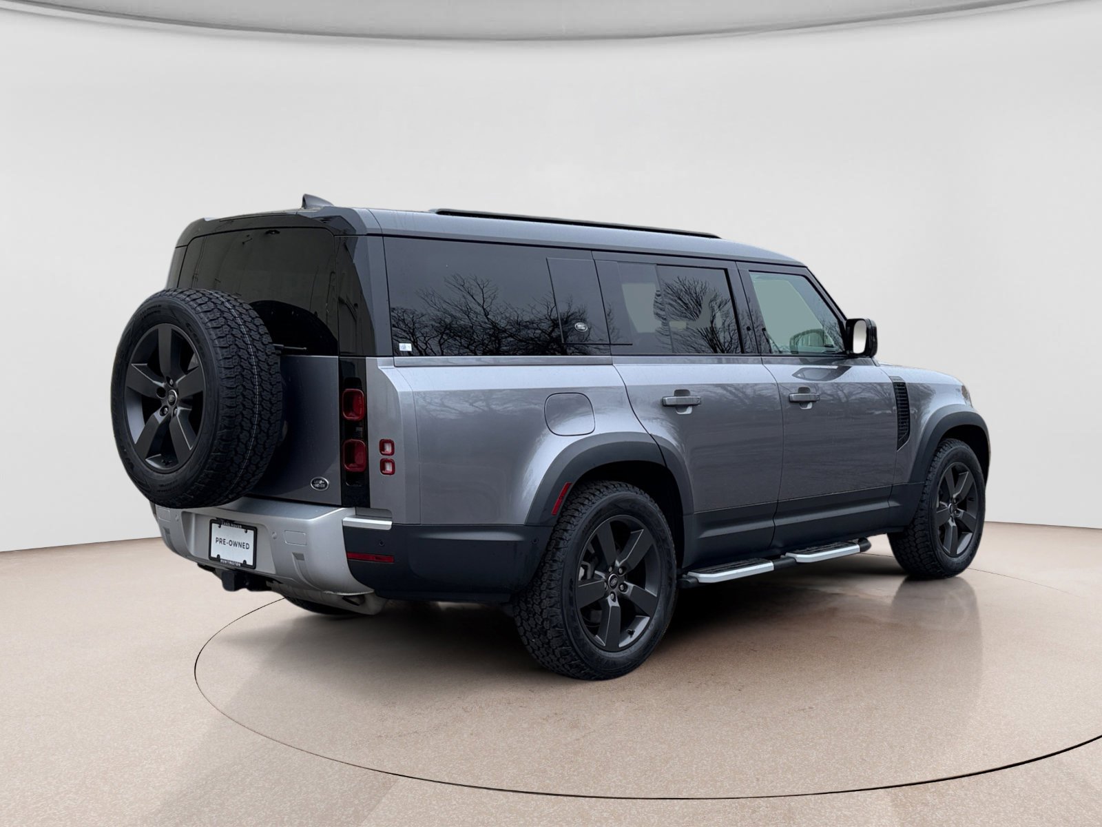 Used 2023 Land Rover Defender 130 SE image 5