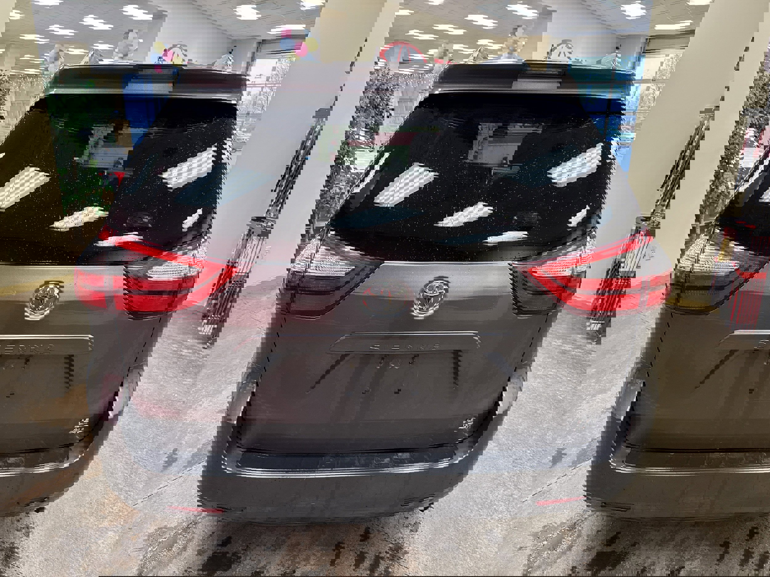 Used 2018 Toyota Sienna LE image 10