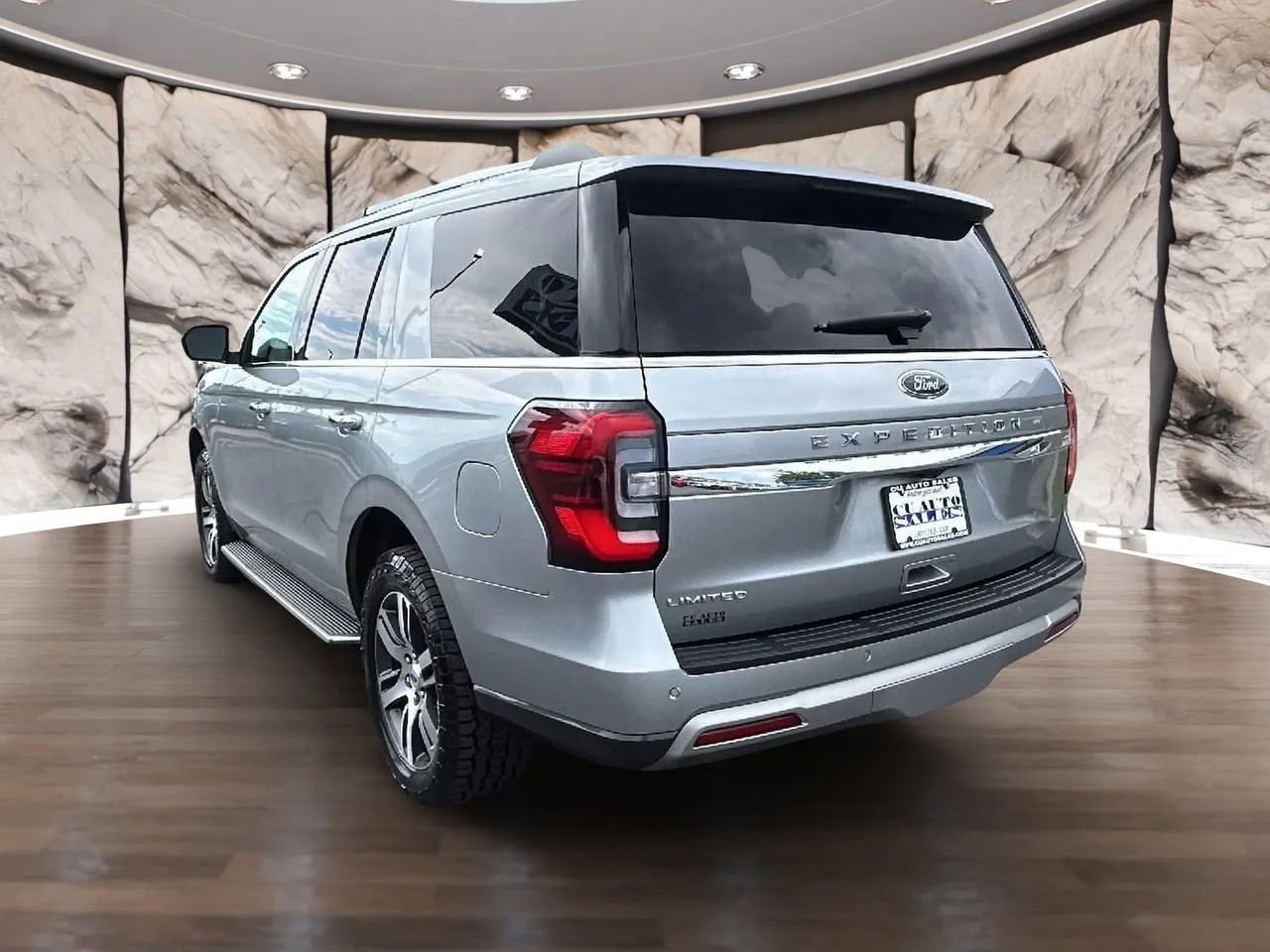 Used 2023 Ford Expedition Limited image 3