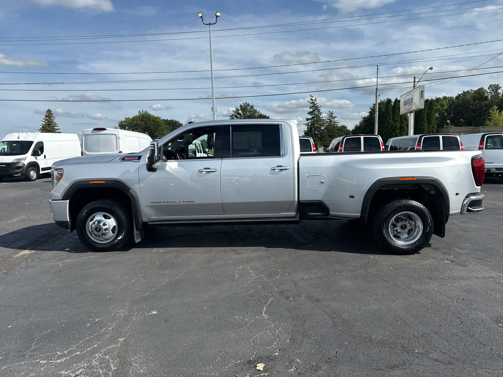 Certified 2022 GMC Sierra 3500 Denali w/ Technology Package AWD/4WD image 2