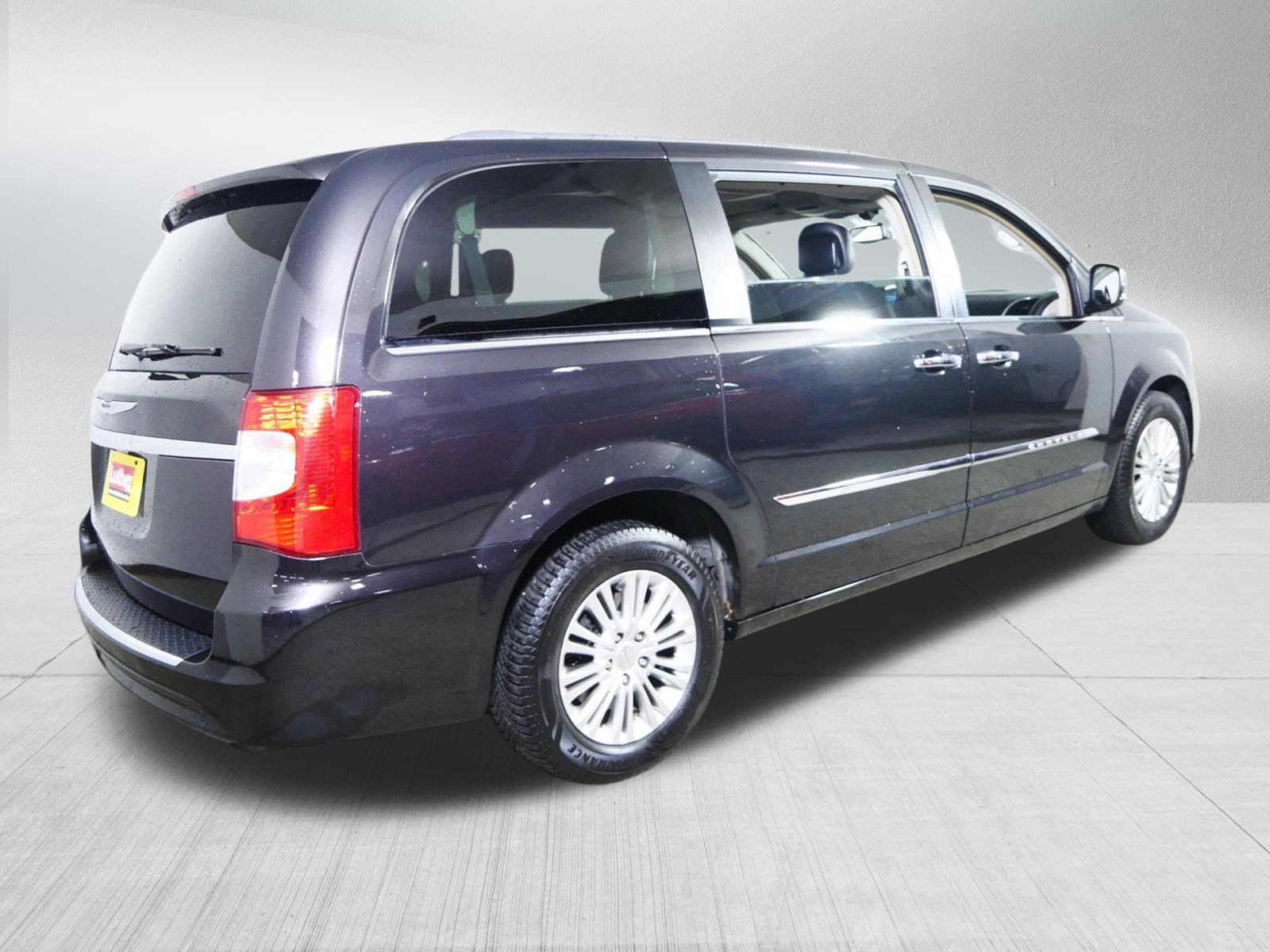 Used 2015 Chrysler Town & Country Touring-L w/ Driver Convenience Group FWD image 7