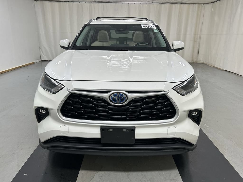 Used 2021 Toyota Highlander XLE AWD/4WD image 3