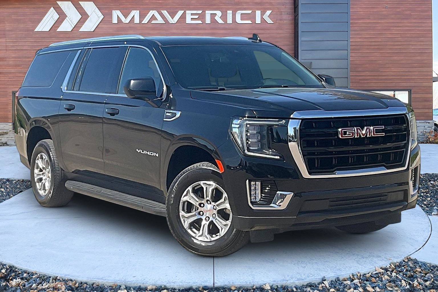 Used 2023 GMC Yukon XL SLE w/ Gmc Pro Safety Plus Package AWD/4WD image 1