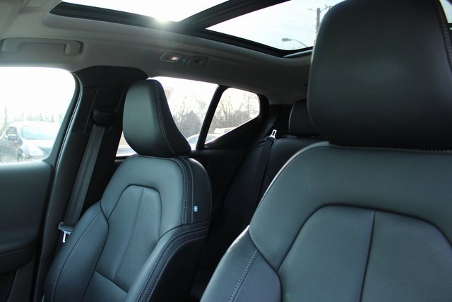 Used 2025 Volvo XC40 B5 Plus image 15