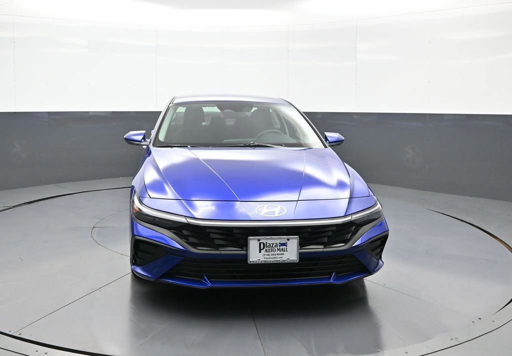 Used 2025 Hyundai Elantra SE FWD image 2