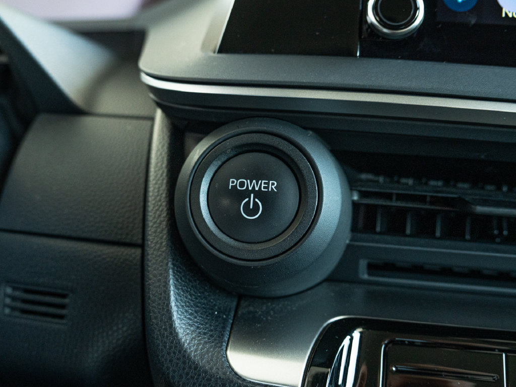 Used 2025 Toyota Prius LE AWD/4WD image 9