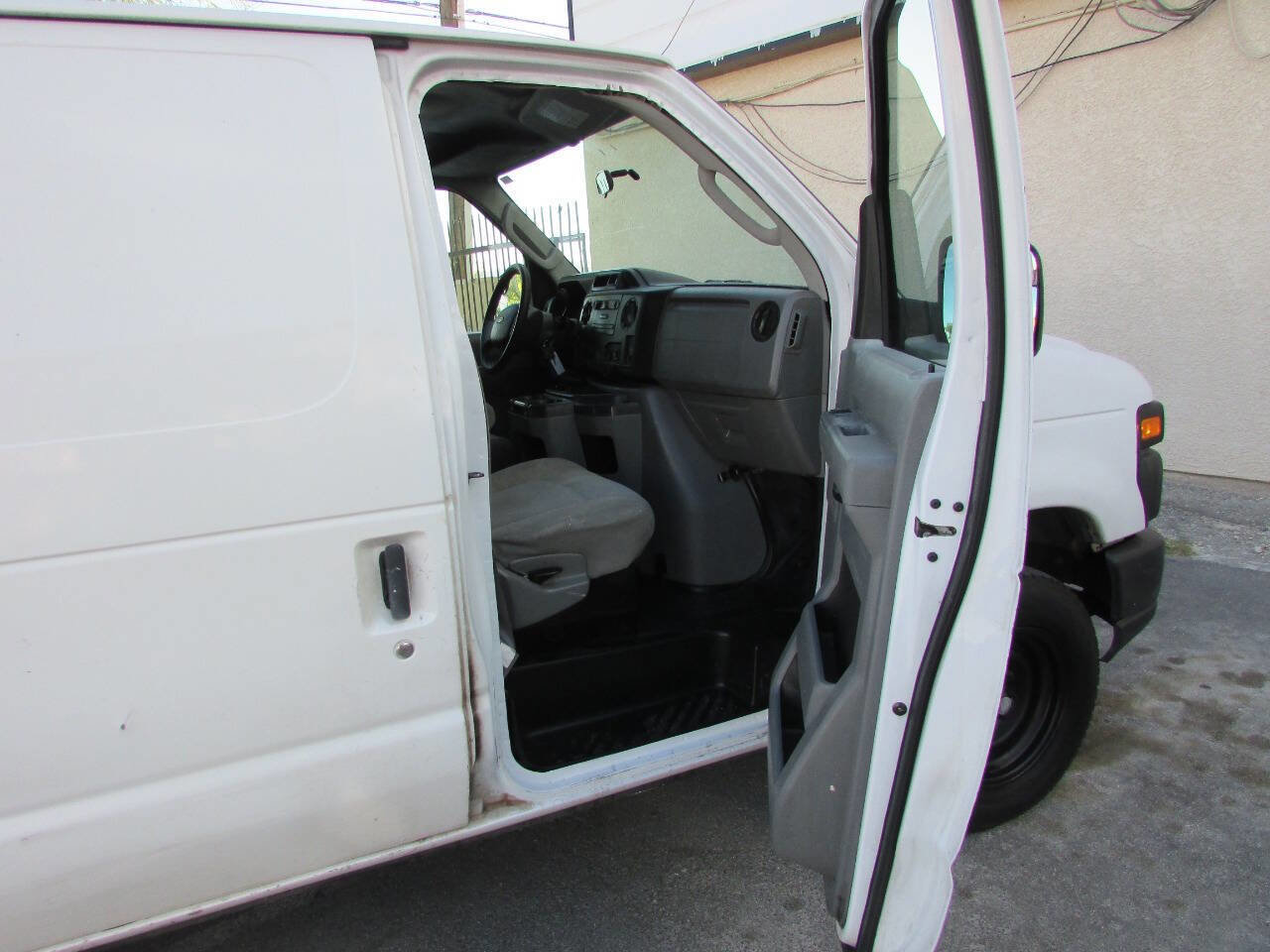 Used 2011 Ford E-150 and Econoline 150 w/ Commercial Cargo Van Pkg image 12
