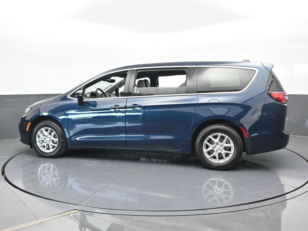 Used 2025 Chrysler Pacifica Select image 3