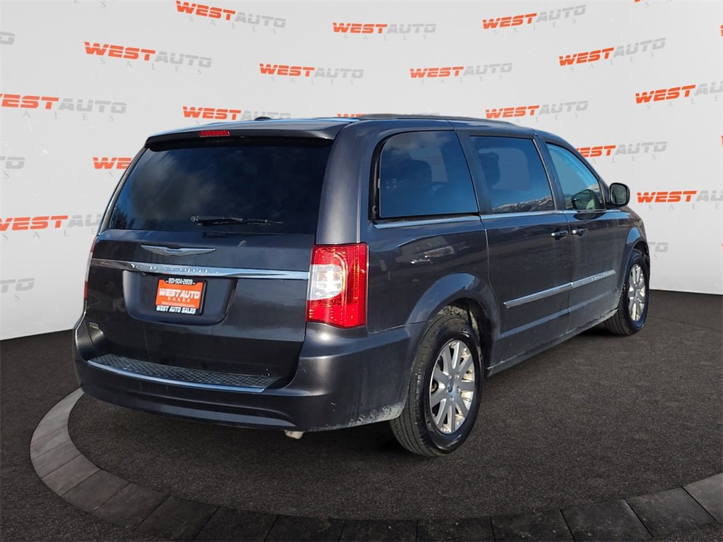 Used 2015 Chrysler Town & Country Touring image 5