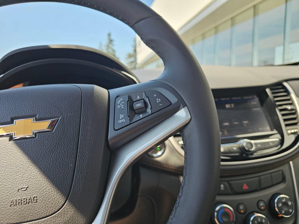 Used 2022 Chevrolet Trax LT w/ LT Convenience Package AWD/4WD image 33