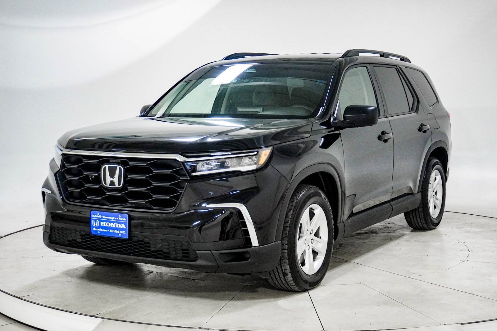 Used 2023 Honda Pilot LX image 3