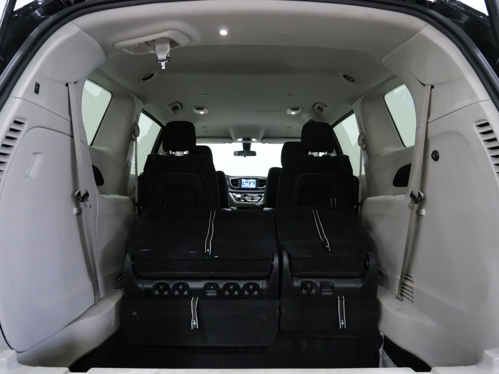 Used 2022 Chrysler Voyager LX image 28