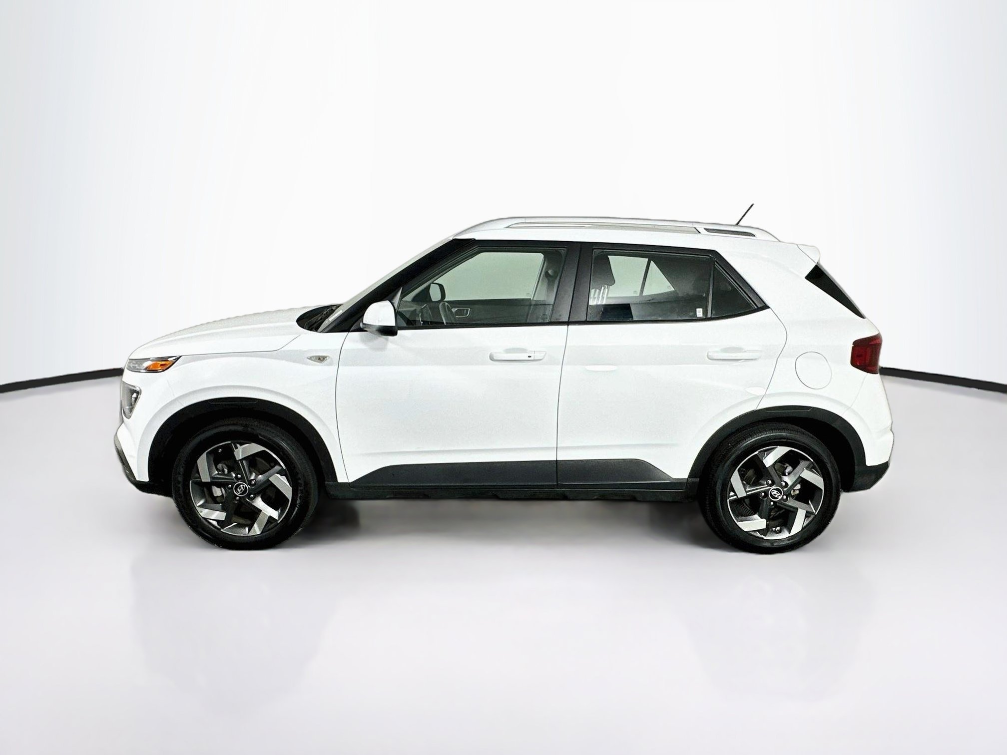 Used 2025 Hyundai Venue SEL FWD image 4