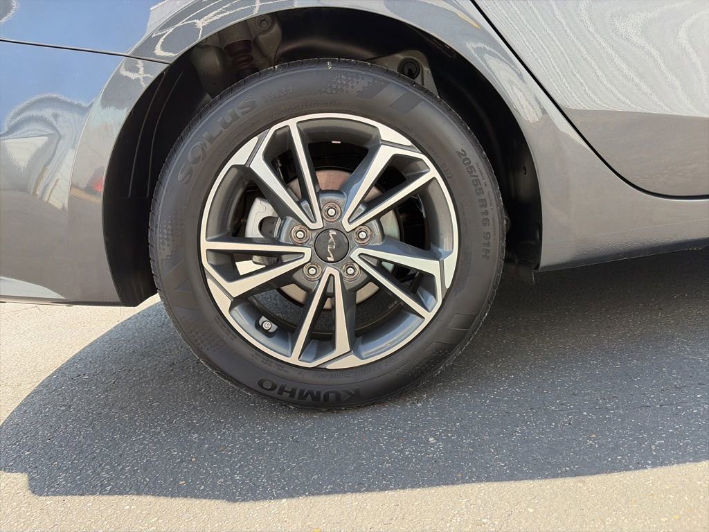 Used 2023 Kia Forte LXS image 9