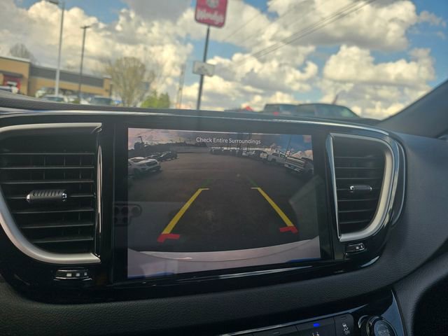 Used 2025 Chrysler Pacifica Select image 24