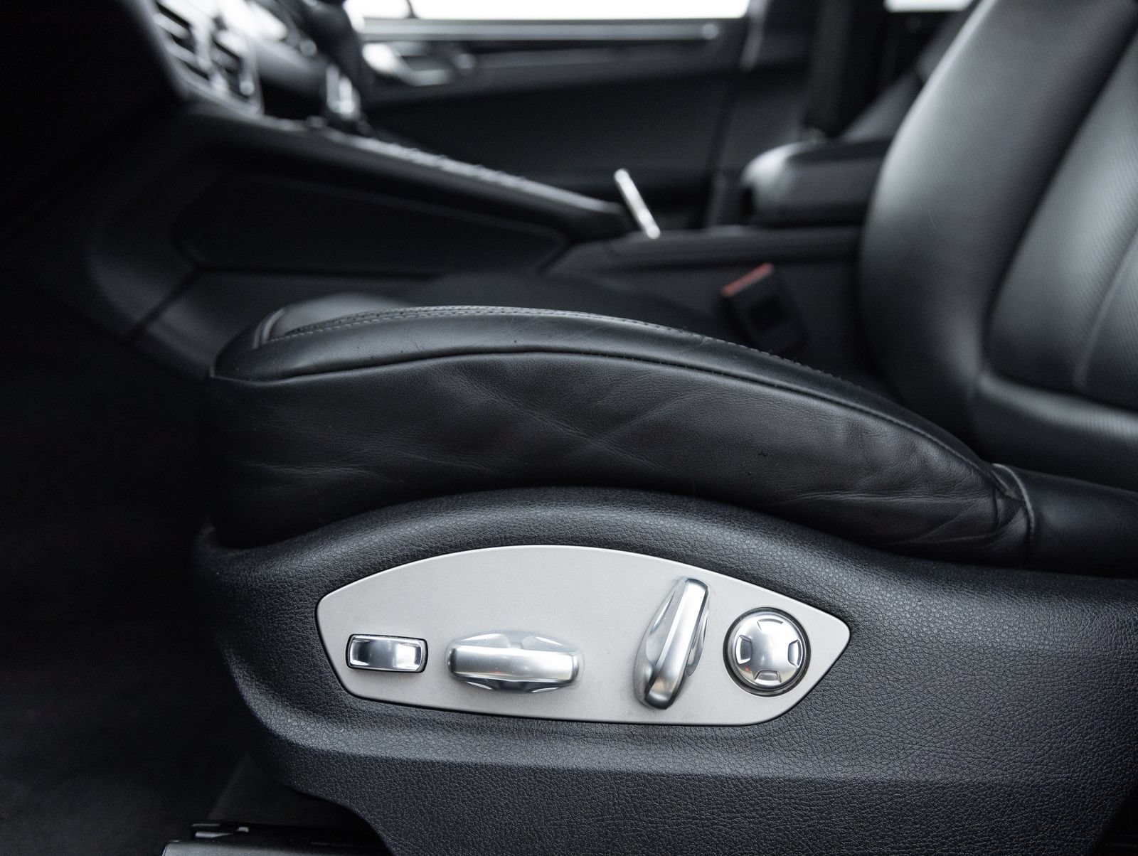 Certified 2021 Porsche Macan S AWD/4WD image 22