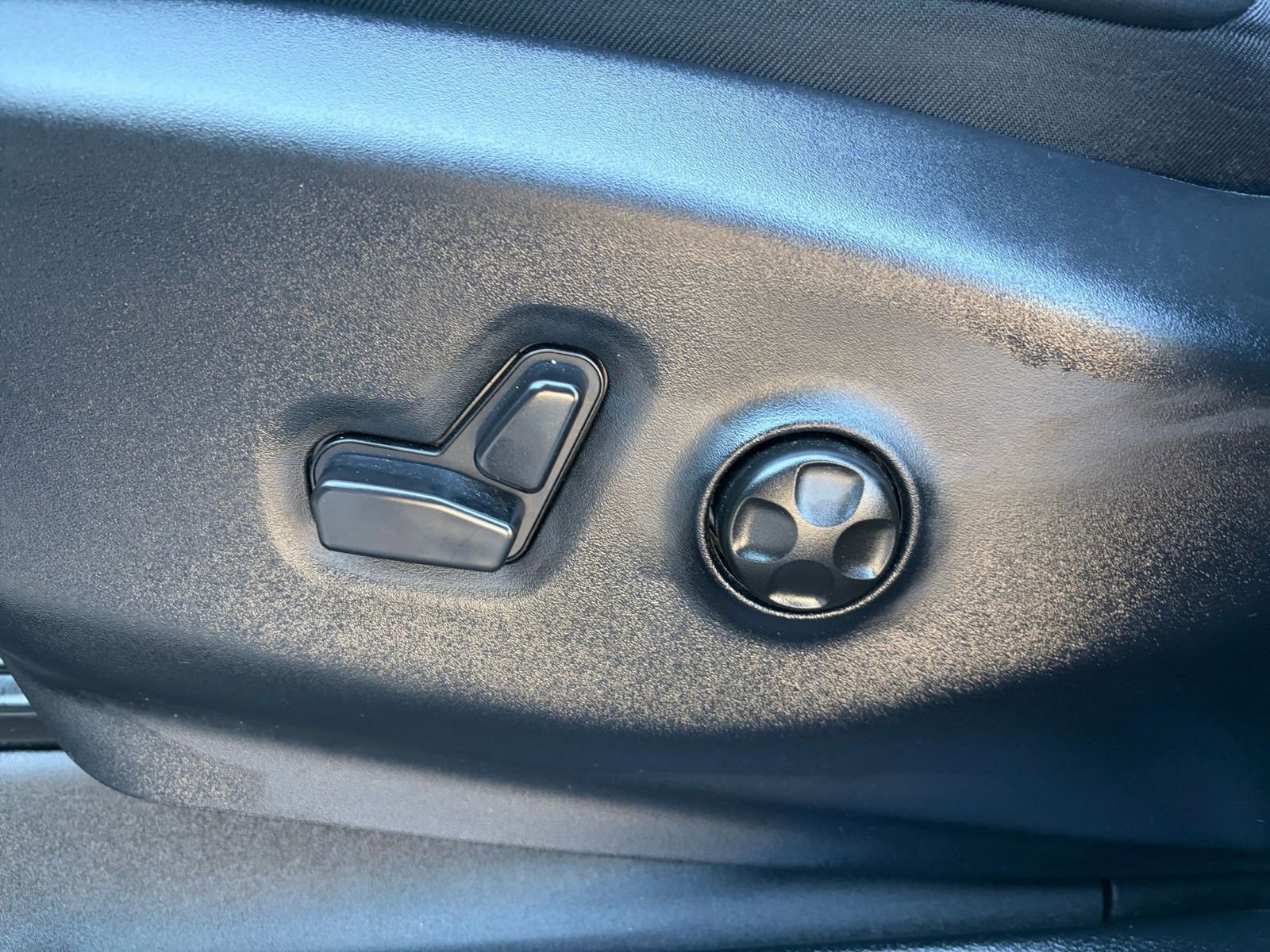 Used 2025 Chrysler Pacifica Limited image 23