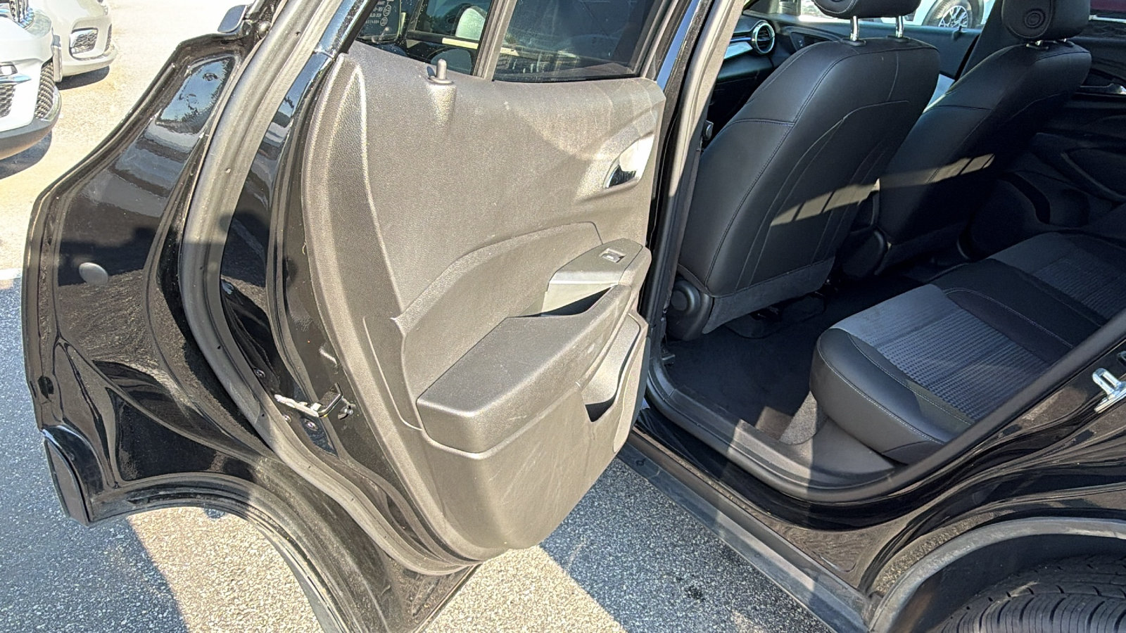 Used 2025 Chevrolet Trax LT FWD image 22