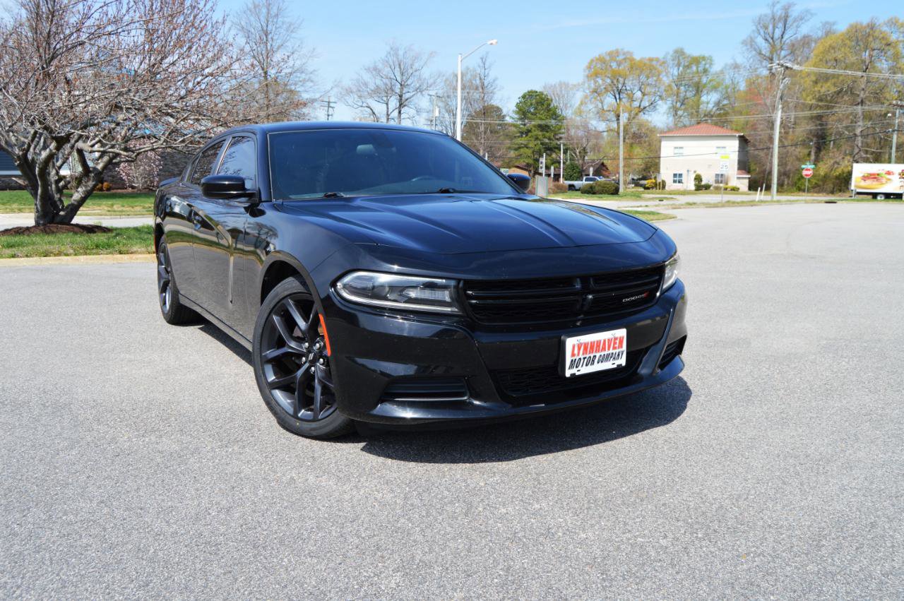 Used 2019 Dodge Charger SXT w/ Blacktop Package RWD image 2