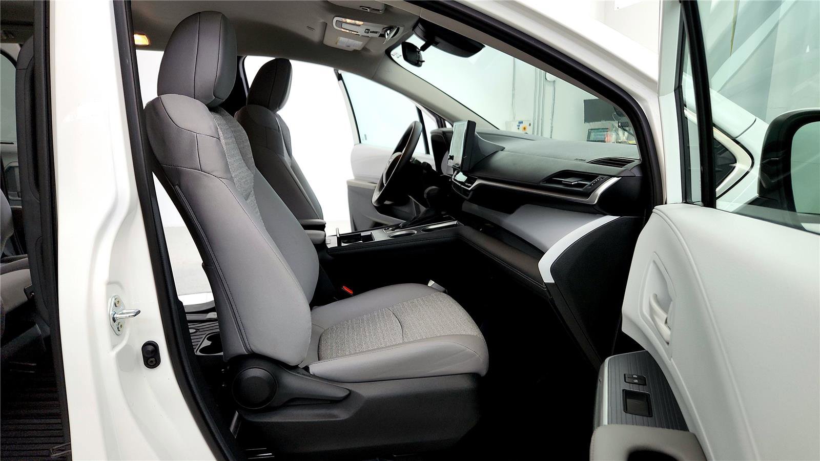 Used 2025 Toyota Sienna LE AWD/4WD image 17