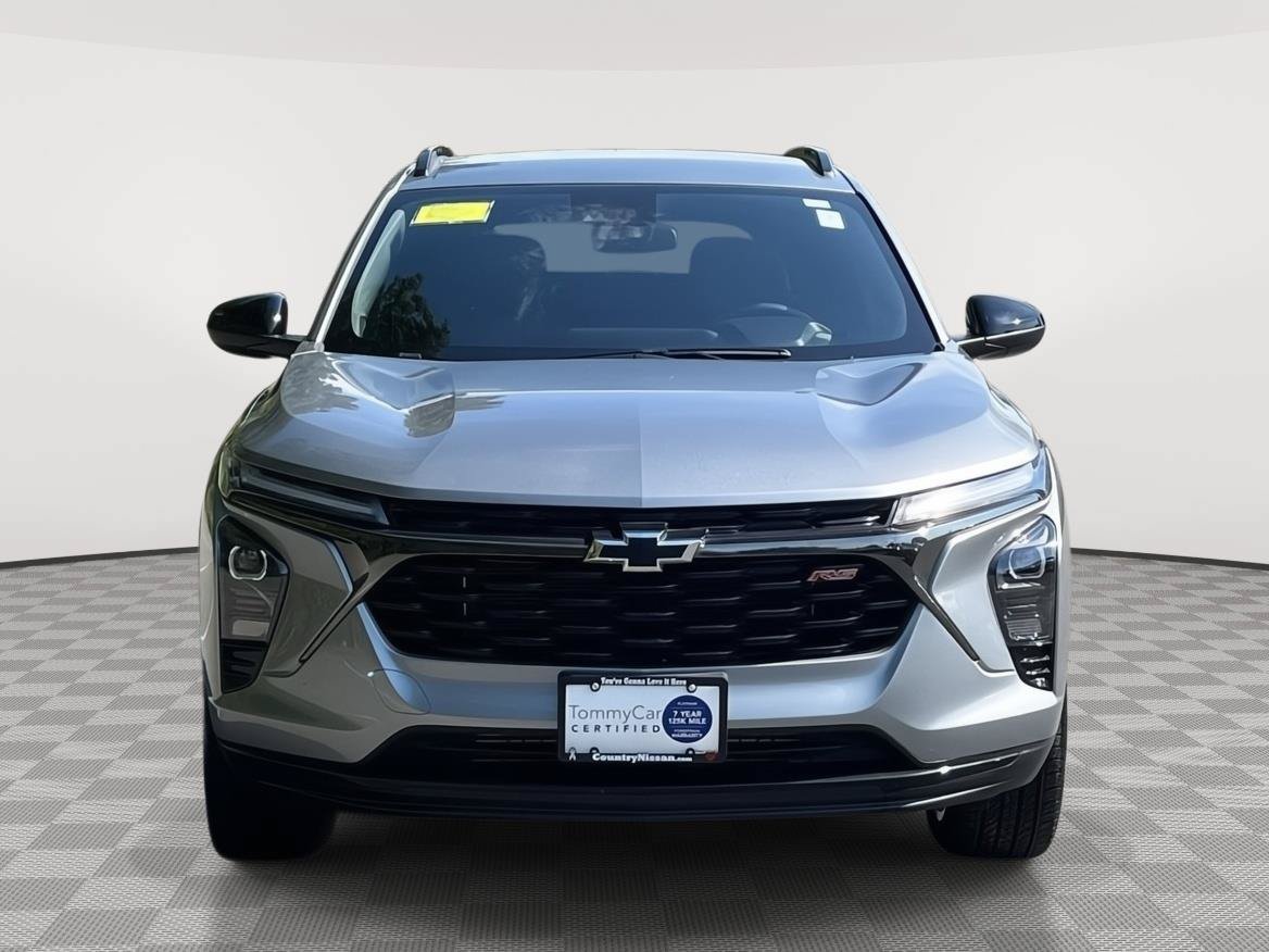 Used 2025 Chevrolet Trax RS w/ Driver Confidence Package FWD image 2