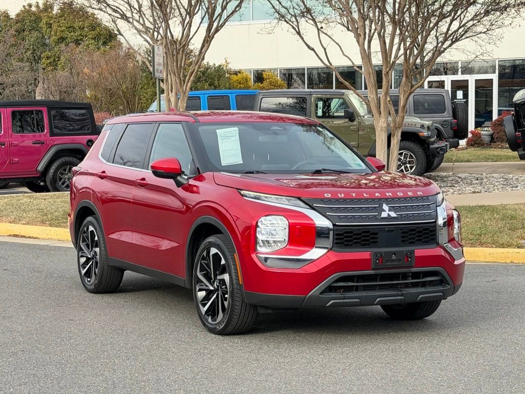 Used 2022 Mitsubishi Outlander ES image 1
