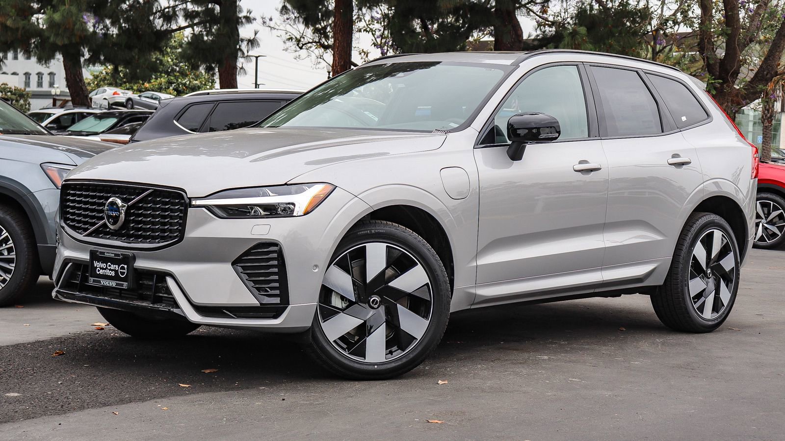 Used 2025 Volvo XC60 T8 Plus w/ Climate Package PRO