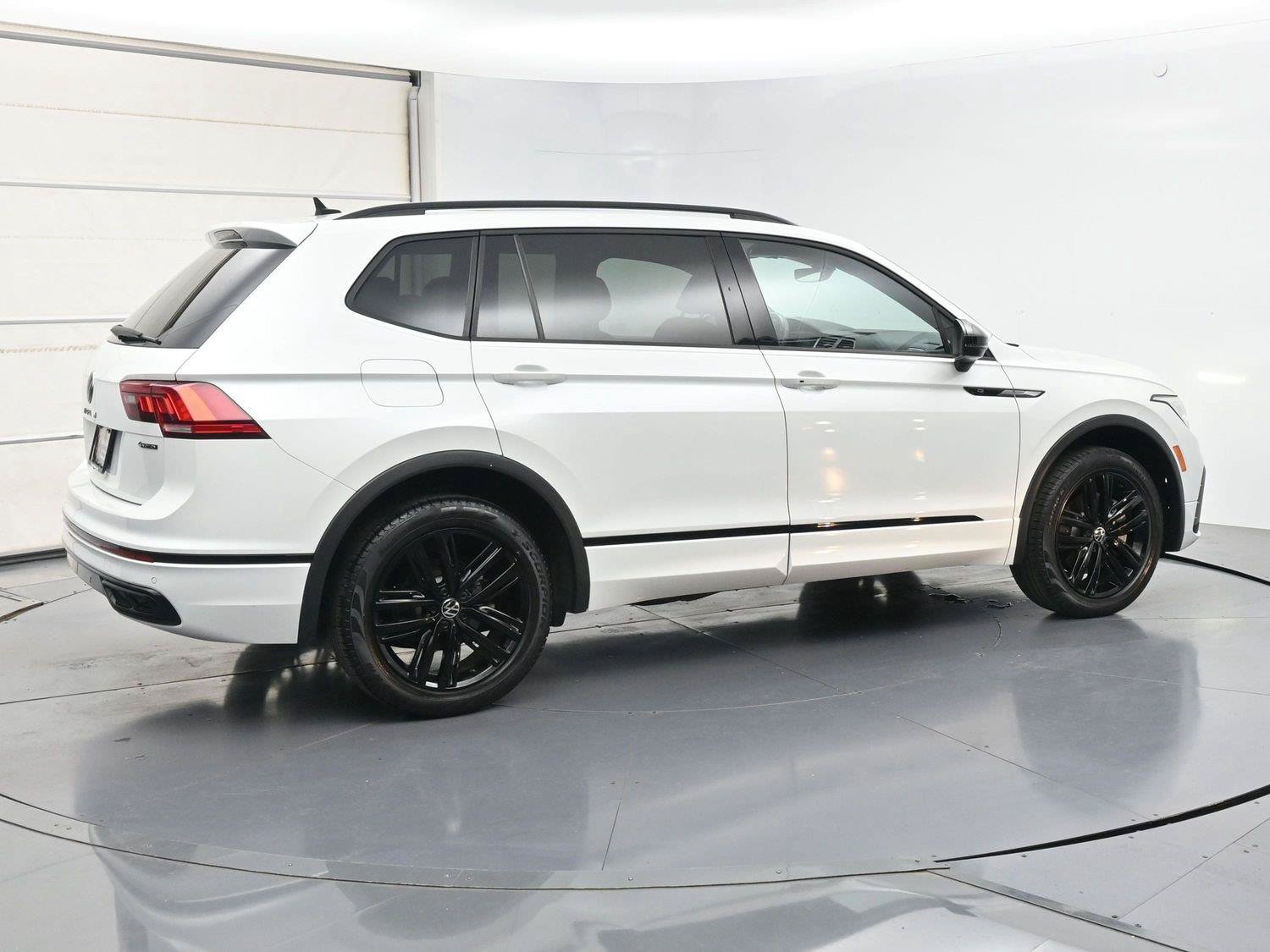 Used 2022 Volkswagen Tiguan SE R-Line AWD/4WD image 26
