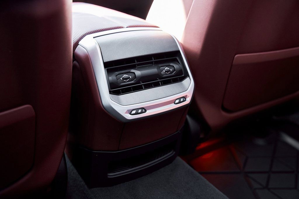 Used 2025 BMW 760i xDrive w/ Premium Package image 55