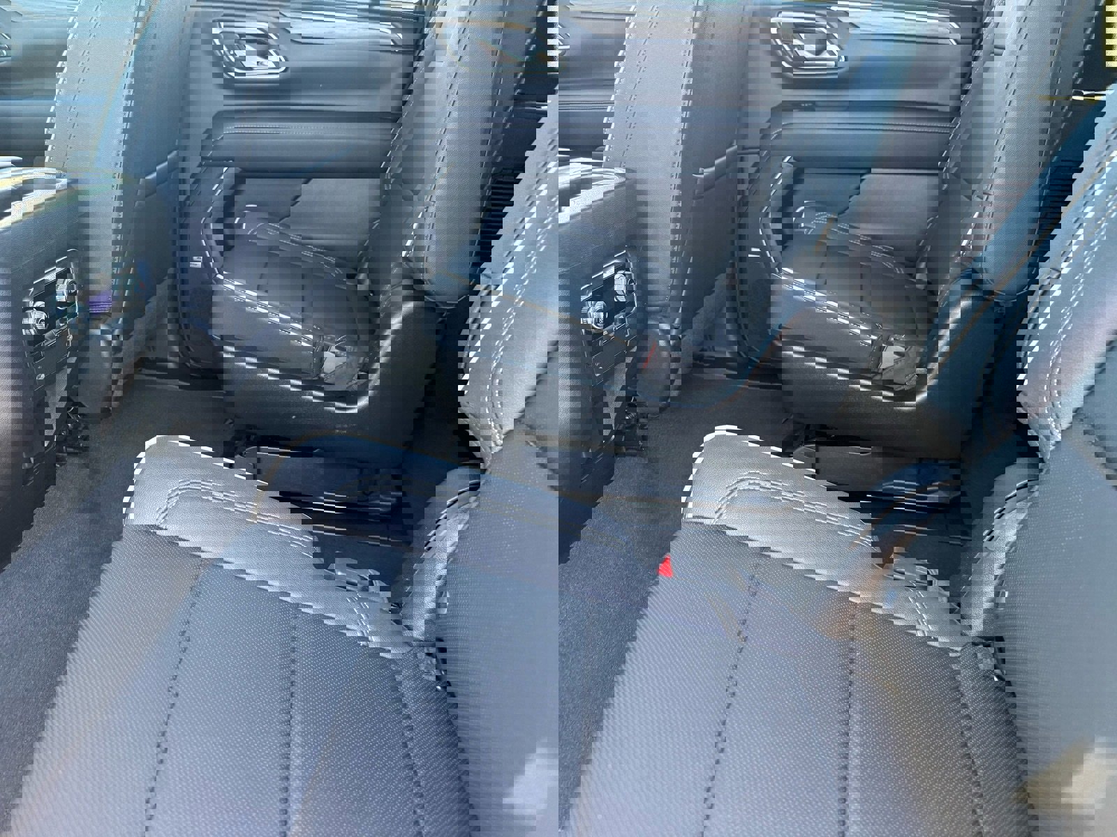 Used 2023 GMC Yukon XL SLT image 28