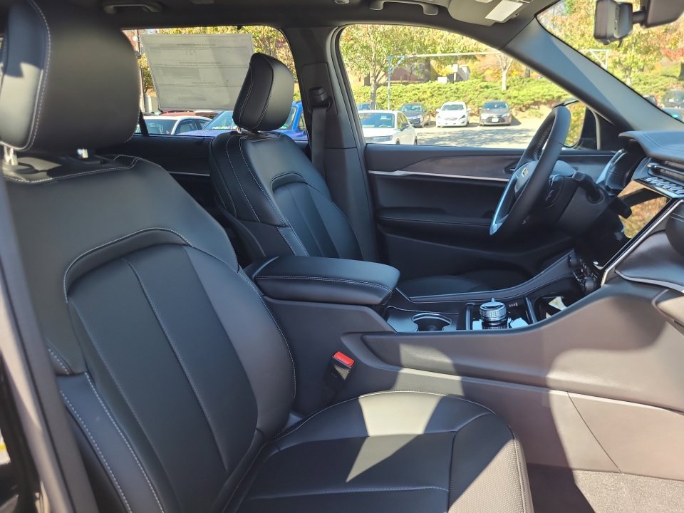 New 2025 Jeep Grand Cherokee L Limited image 28