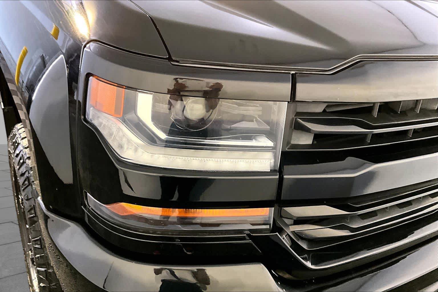 Used 2017 Chevrolet Silverado 1500 LT w/ Midnight Edition AWD/4WD image 27
