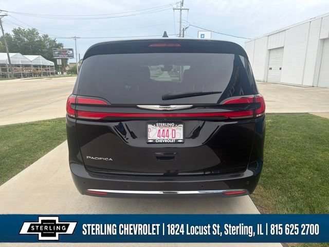 Used 2024 Chrysler Pacifica Touring-L FWD image 4