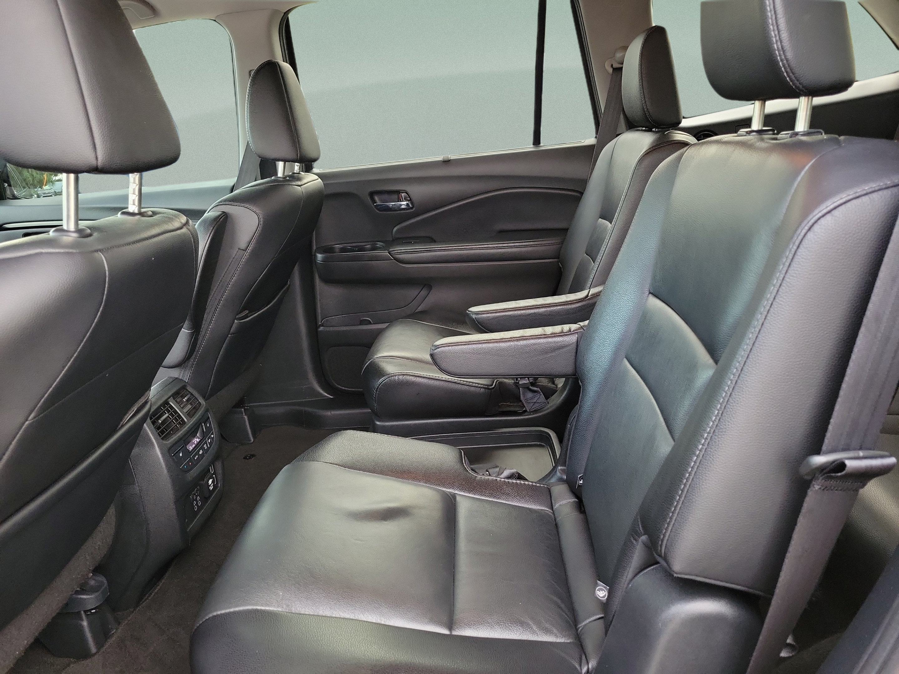 Used 2021 Honda Pilot Touring image 7