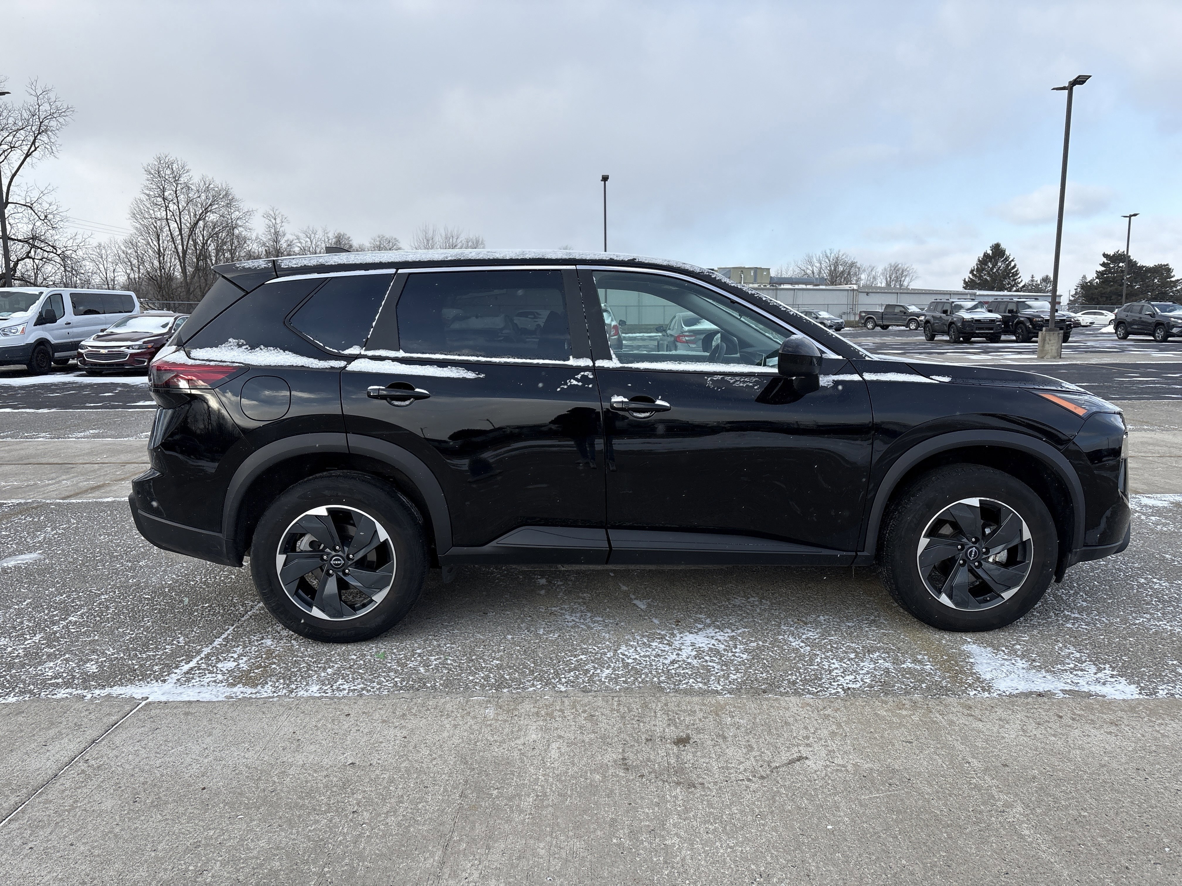 Used 2024 Nissan Rogue SV image 3