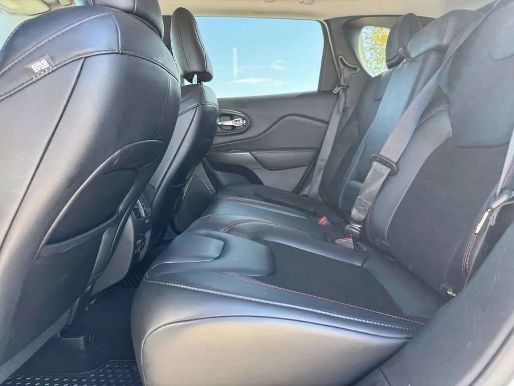 Used 2020 Jeep Cherokee Trailhawk w/ Cold Weather Group AWD/4WD image 17