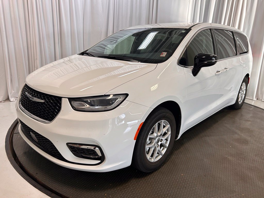 Used 2025 Chrysler Pacifica Select FWD image 28
